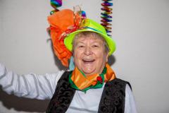 1U9B9061-naerrisch-behuetet