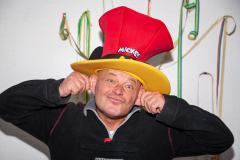 1U9B9073-naerrisch-behuetet